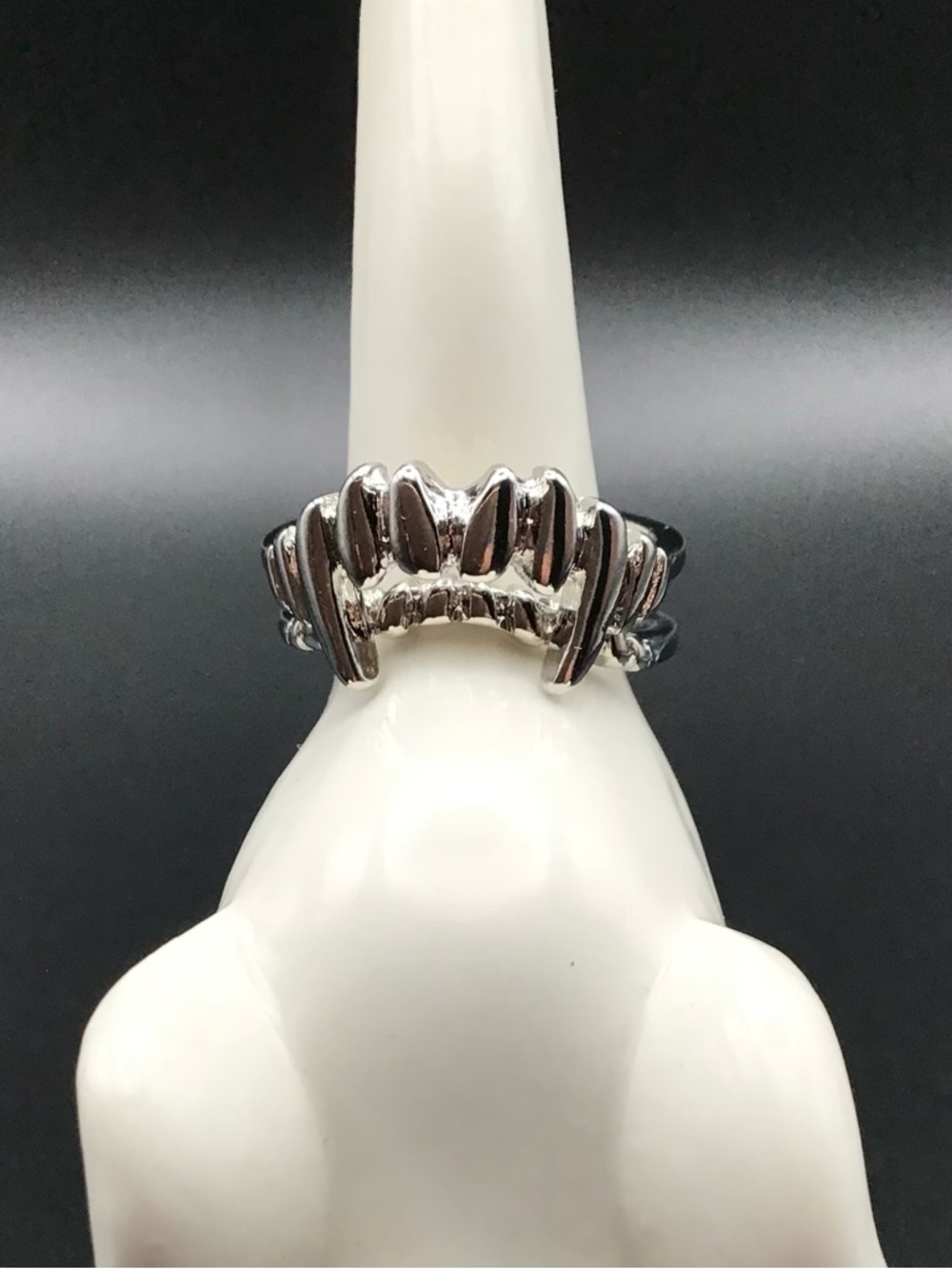 Vampire Teeth Rings - Picture 1 of 4